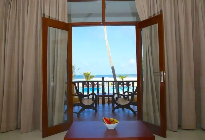 هتل Whispering Palms