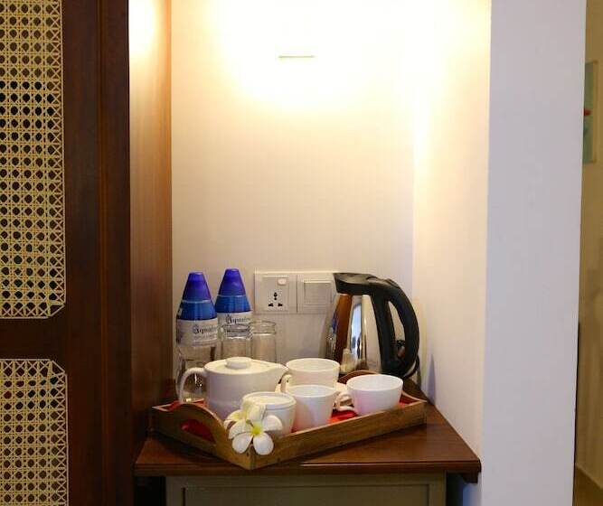 Отель Whispering Palms