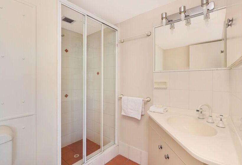 Palmerston Tower On Southport Broadwater