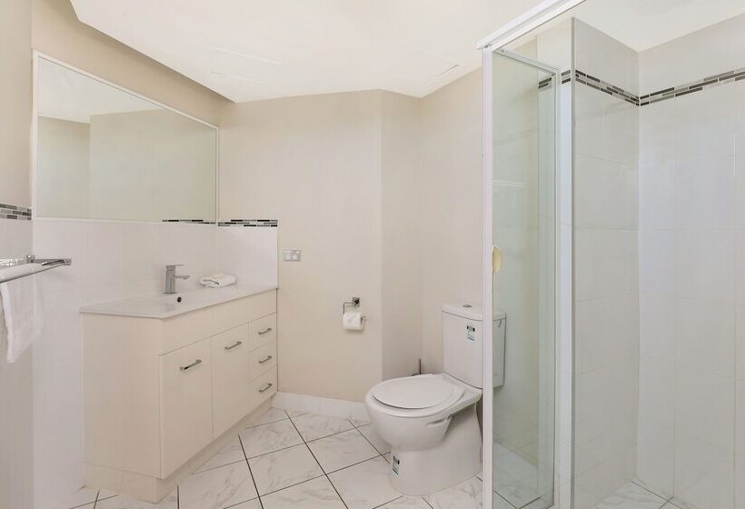 Palmerston Tower On Southport Broadwater