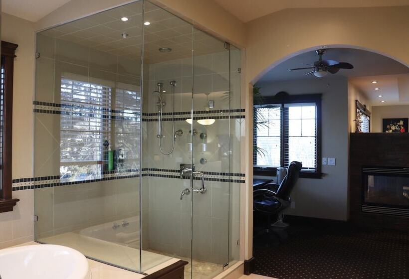 پانسیون Westmount River Inn