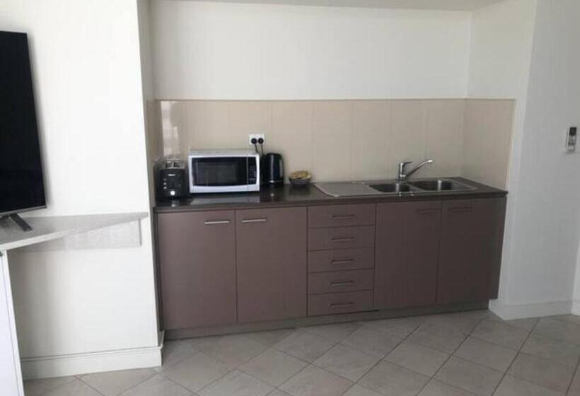 Base Holidays   Ettalong Beach Premium Apartments