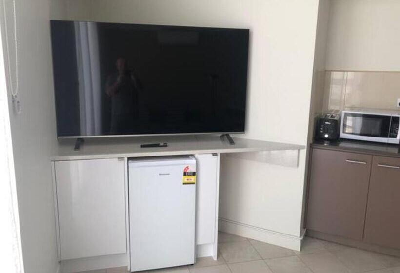 Base Holidays   Ettalong Beach Premium Apartments