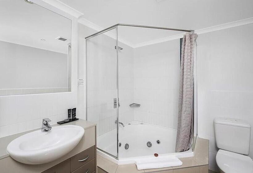 Base Holidays   Ettalong Beach Premium Apartments