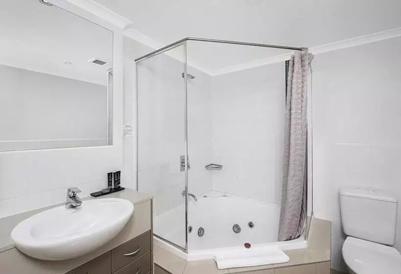 Base Holidays Ettalong Beach Premium Apartments