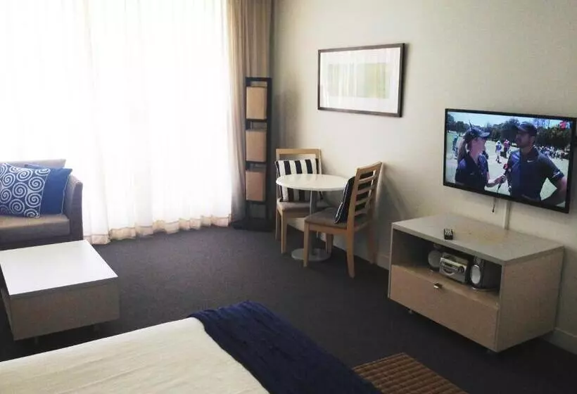 Base Holidays Ettalong Beach Premium Apartments