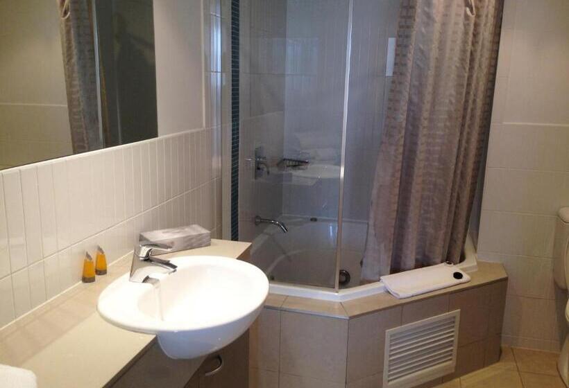 Base Holidays   Ettalong Beach Premium Apartments