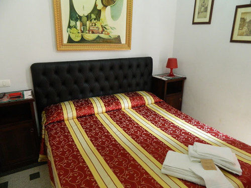 تختخواب و صبحانه Crispi Rooms