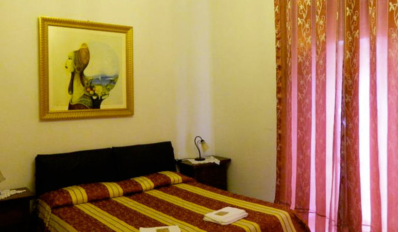 تختخواب و صبحانه Crispi Rooms