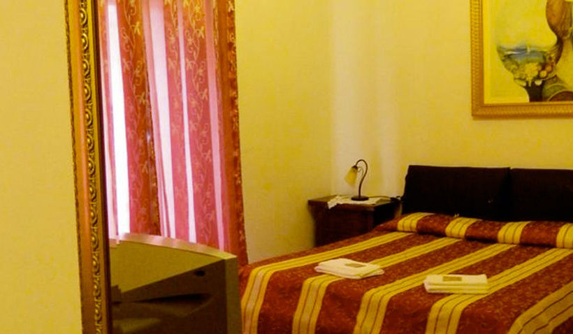 تختخواب و صبحانه Crispi Rooms