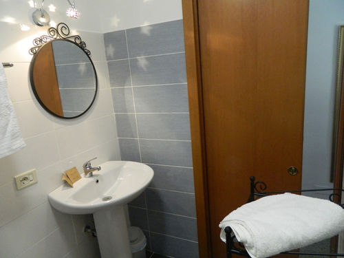 تختخواب و صبحانه Crispi Rooms