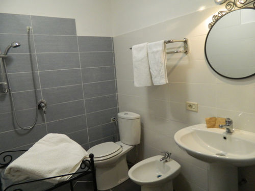 تختخواب و صبحانه Crispi Rooms