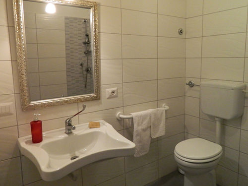 تختخواب و صبحانه Crispi Rooms