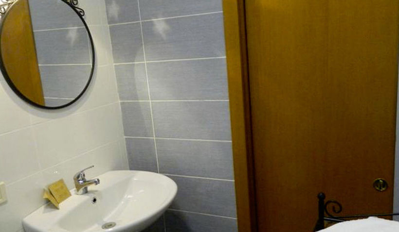 تختخواب و صبحانه Crispi Rooms