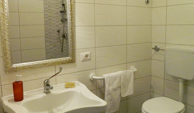 تختخواب و صبحانه Crispi Rooms