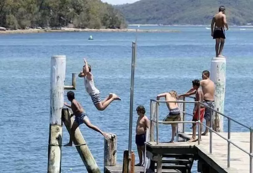 Base Holidays Ettalong Beach Premium Apartments