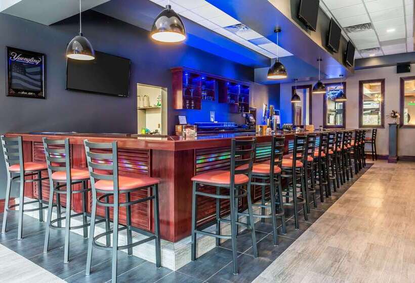 فندق Clarion Inn