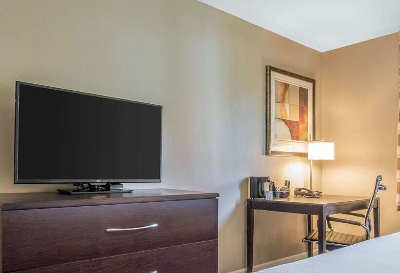 فندق Clarion Inn