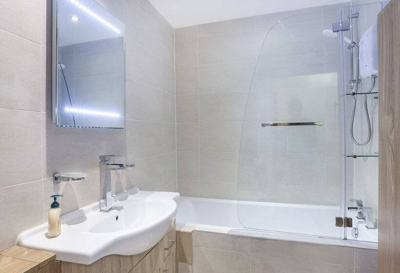 Riverbank View Three Bedroom Apartment With Free Parking