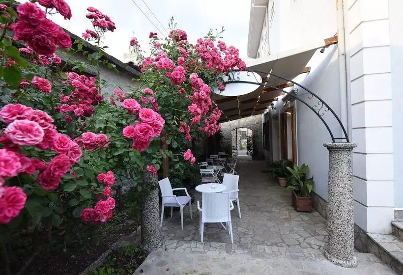 هتل Rose Garden