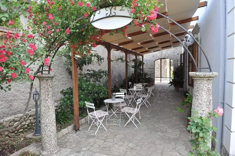 هتل Rose Garden
