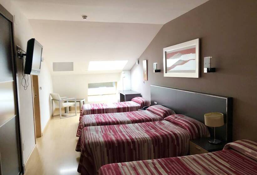 هتل Villa De Cacabelos