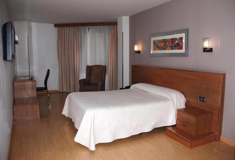 هتل Villa De Cacabelos