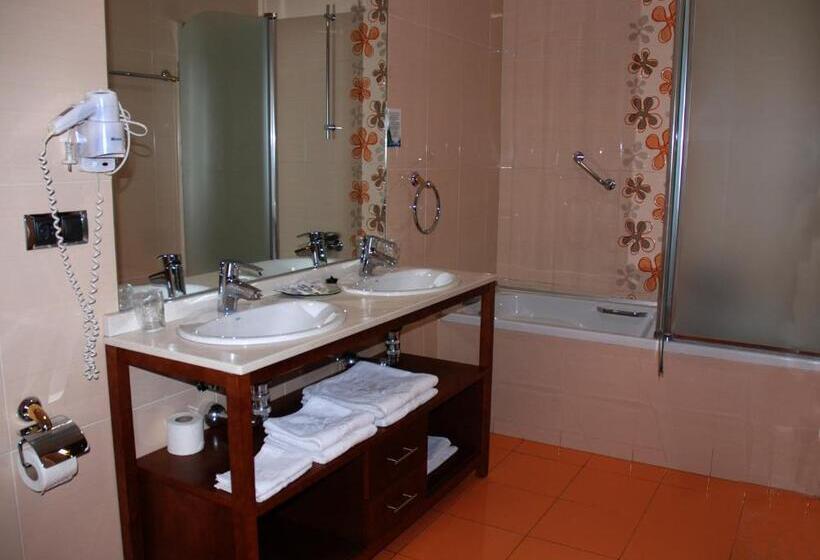 هتل Villa De Cacabelos