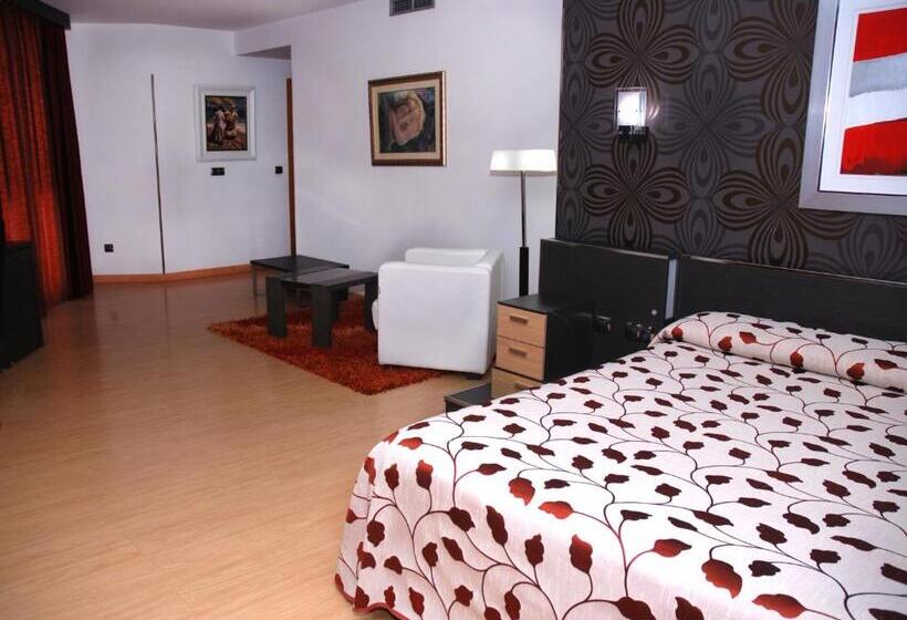 هتل Villa De Cacabelos