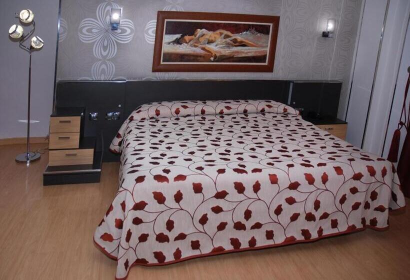 هتل Villa De Cacabelos