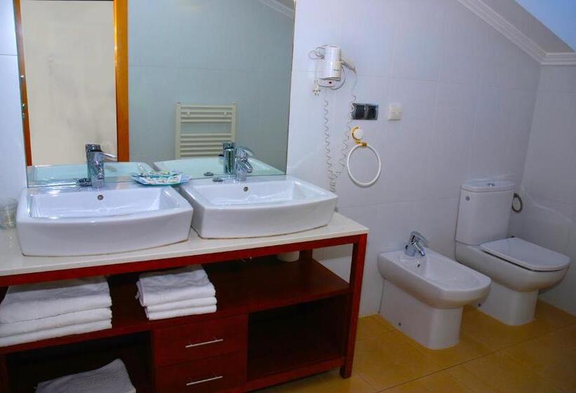 هتل Villa De Cacabelos