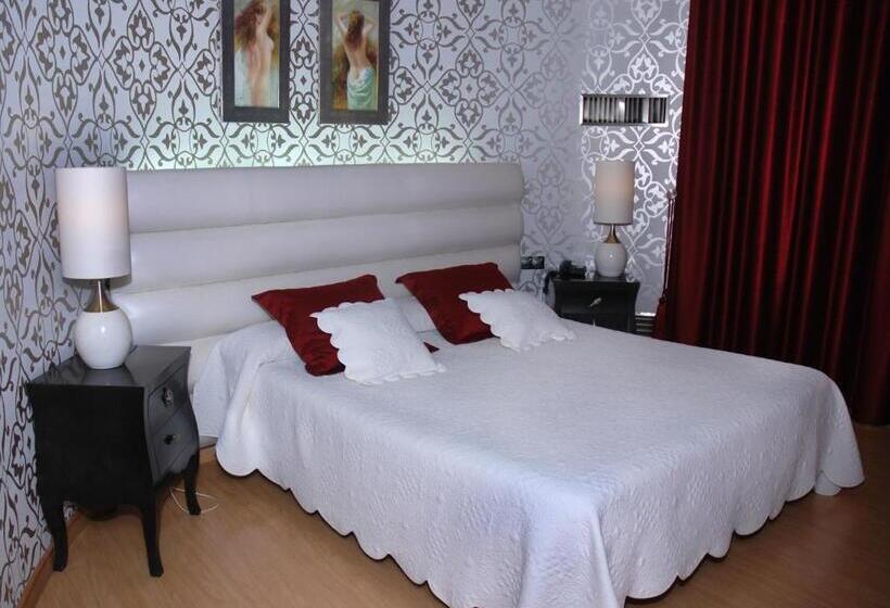 هتل Villa De Cacabelos