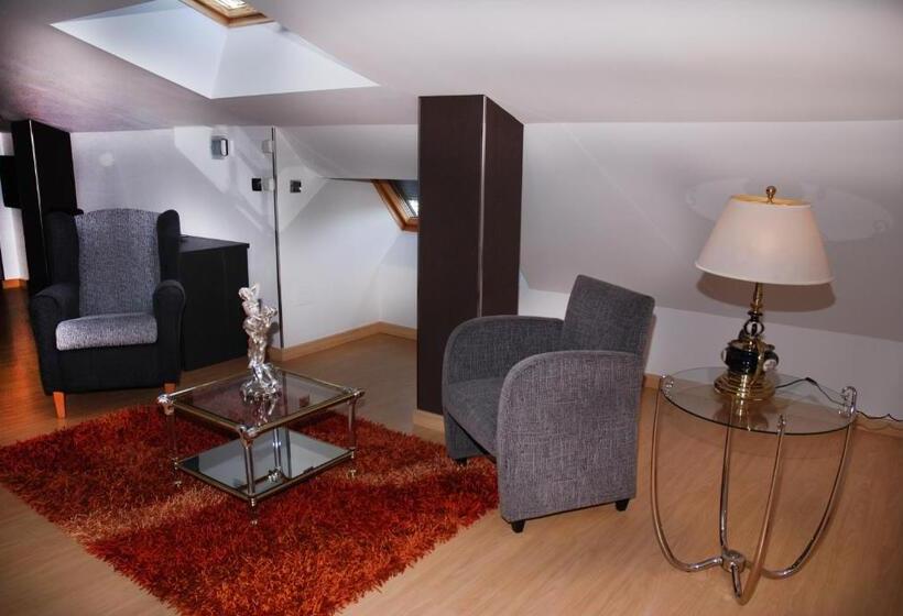 هتل Villa De Cacabelos