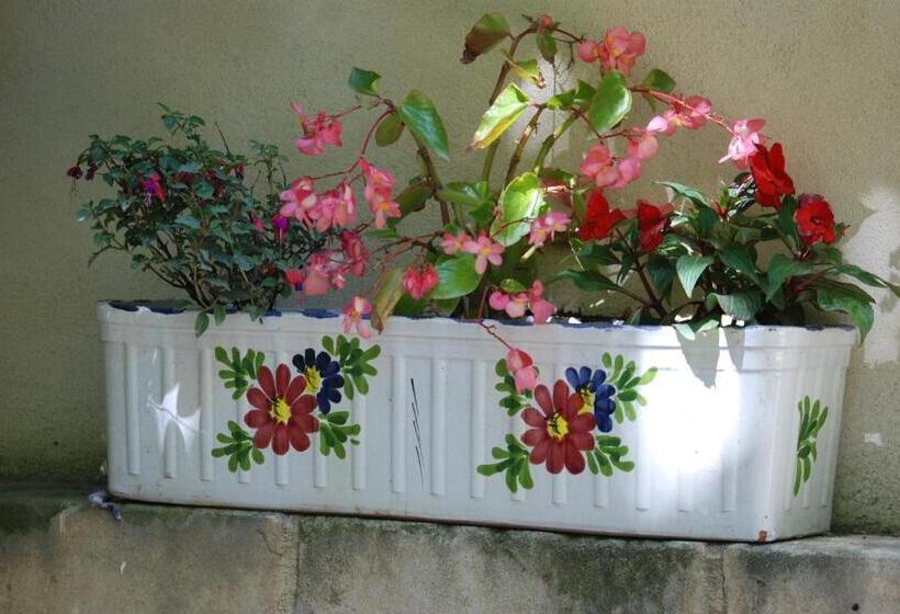 تختخواب و صبحانه Château Cornillon