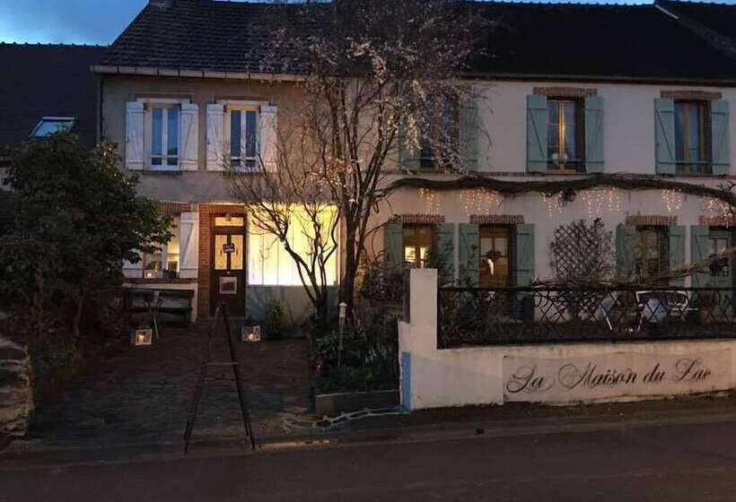 تختخواب و صبحانه La Maison Du Lac   Near Plage De Bonnu