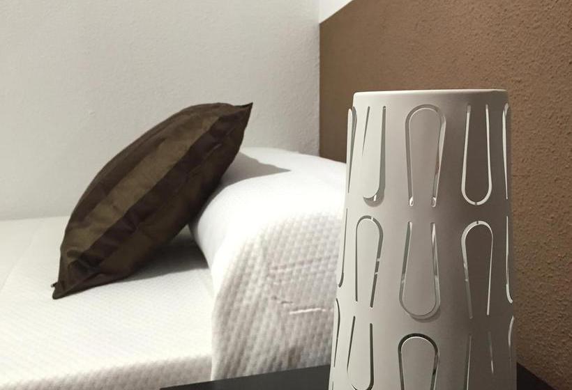 مسافرخانه Ch Otello Rooms I Madrid