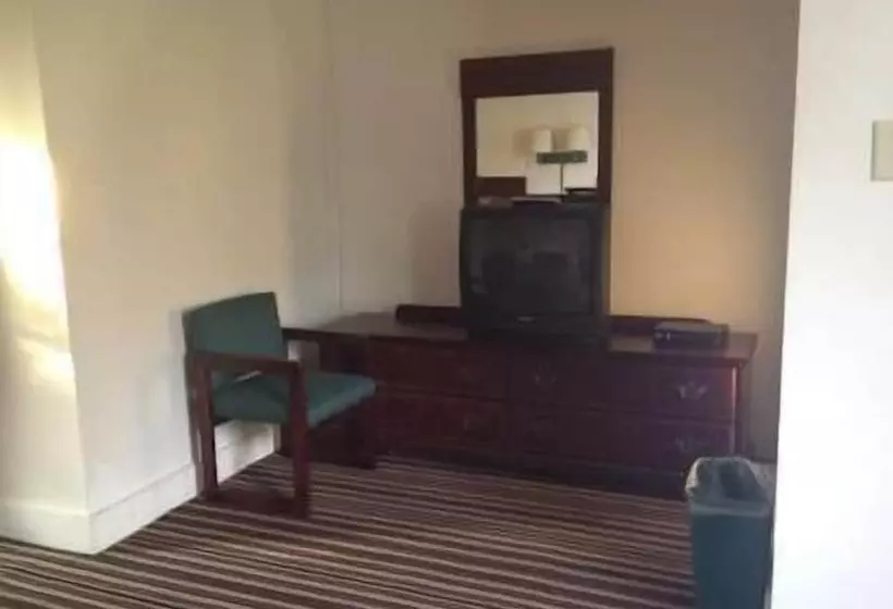 Colonial Village Motel
