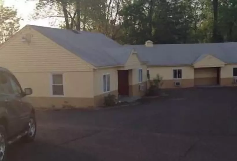 Colonial Village Motel