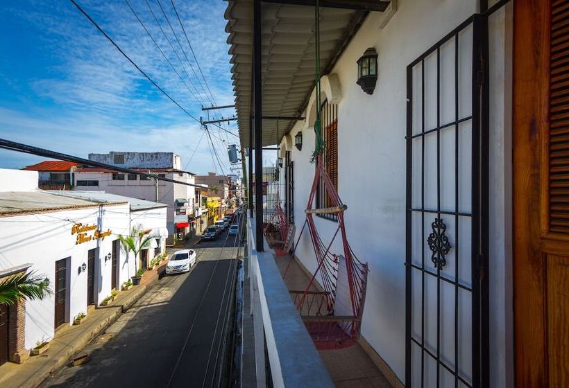 هتل Island Life Hostel