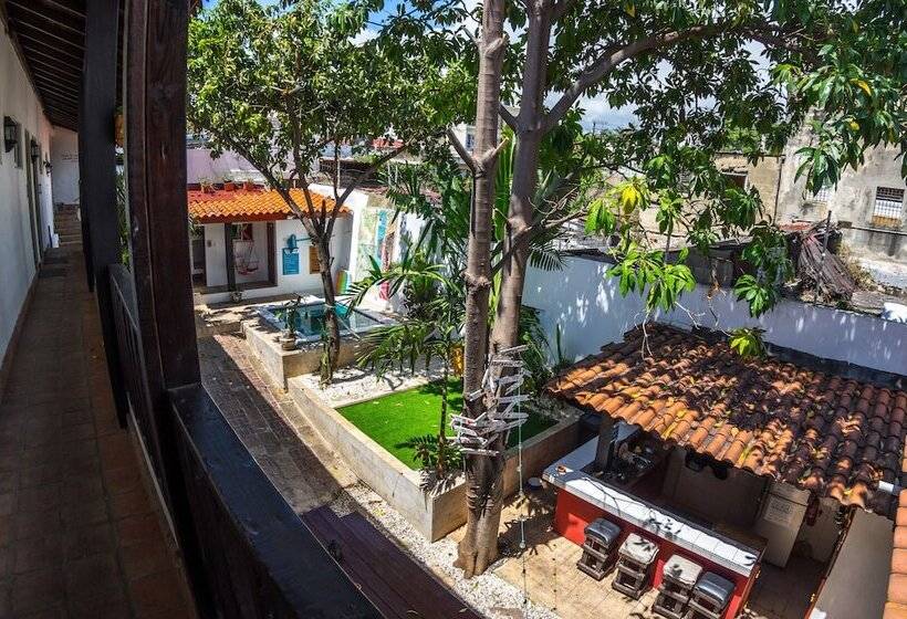 هتل Island Life Hostel