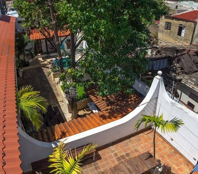 هتل Island Life Hostel