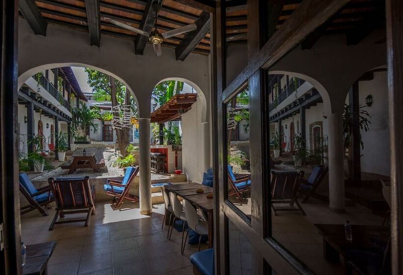 هتل Island Life Hostel