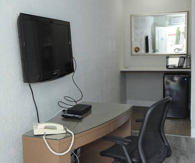 Отель Fraser Inn