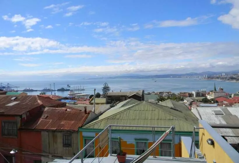هتل Lemuria Hostel