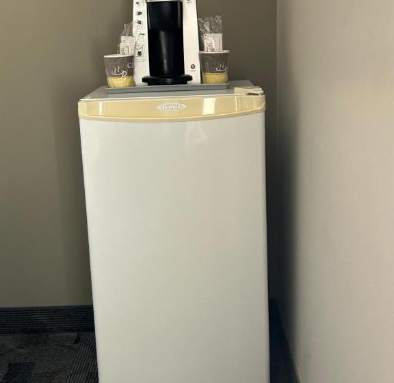 בית מלון כפרי Midland Inn & Suites