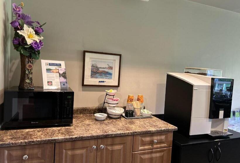 בית מלון כפרי Midland Inn & Suites