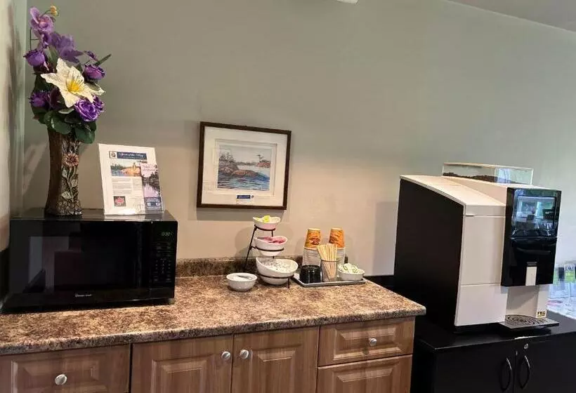 Hotelli Midland Inn & Suites