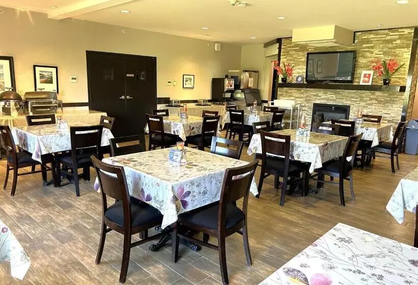 Hotelli Midland Inn & Suites