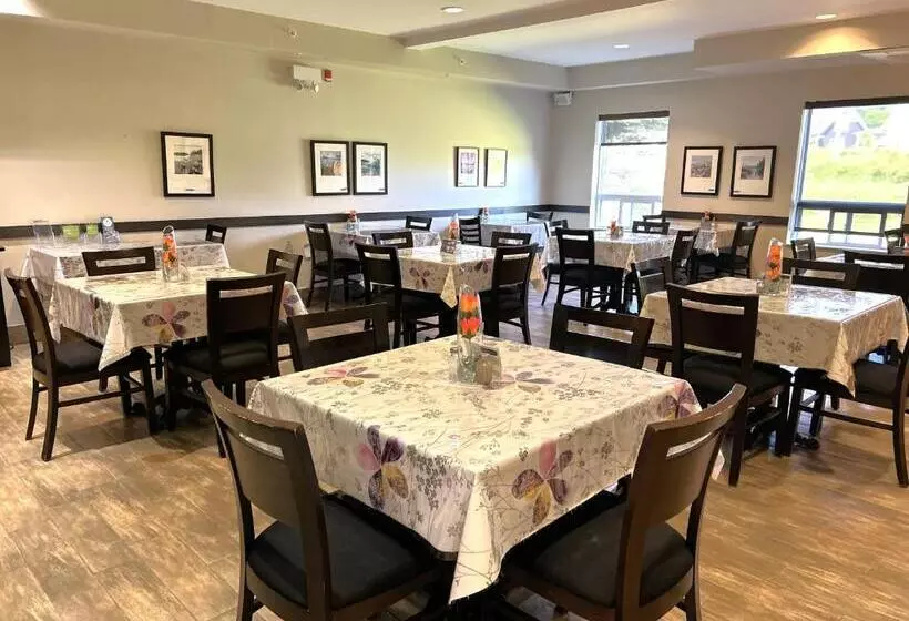 Hotelli Midland Inn & Suites