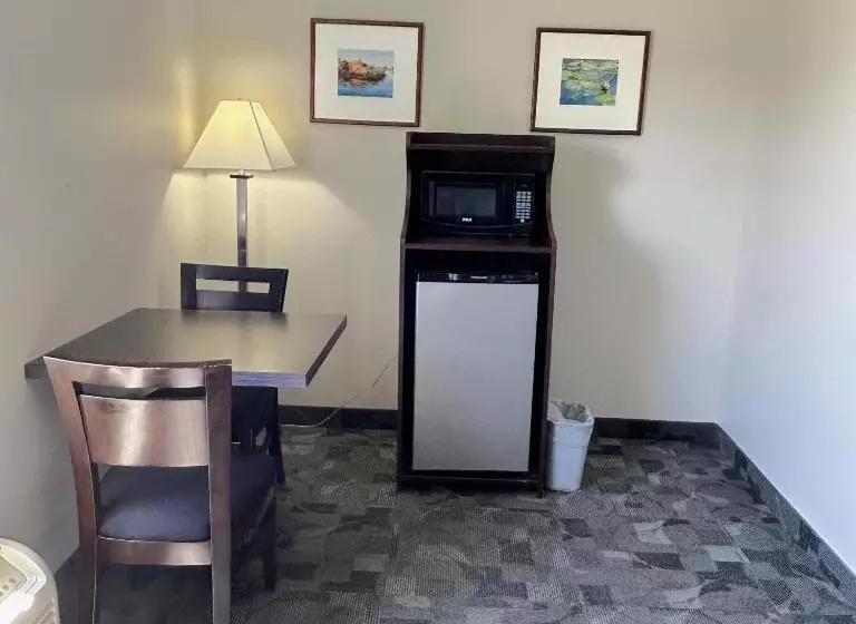 Hotelli Midland Inn & Suites